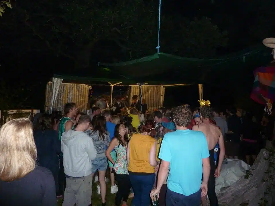 another crowd en el campo