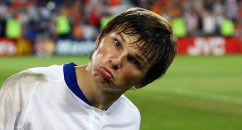 Everyone knows Arshavin is a nutjob. But this 'celebration' takes his craziness to a new level. 