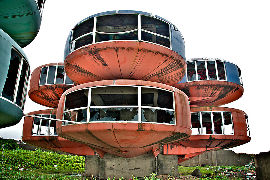 Sanzhi UFO houses - Broken Windows