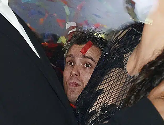 Kanye West Kim Kardashian NYE Photobomb 3 Kanye West Kim Kardashian NYE Photobomb 3