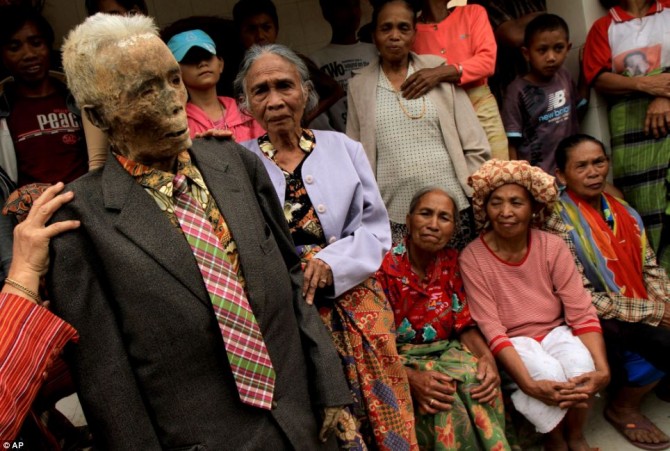 Ma'nene - Indonesia - Zombie - Dress up Dead - Old man in suit