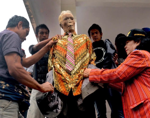 Ma'nene - Indonesia - Zombie - Dress up Dead - snazzy shirt