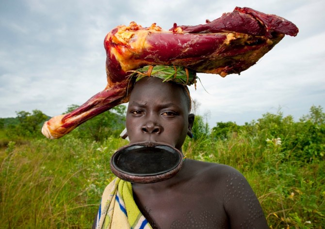 Tribes - Surma - Ethiopia - Carrying Meat