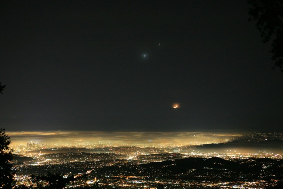 Jupiter-Venus-and-the-Moon-above-Los-Angeles-930x620