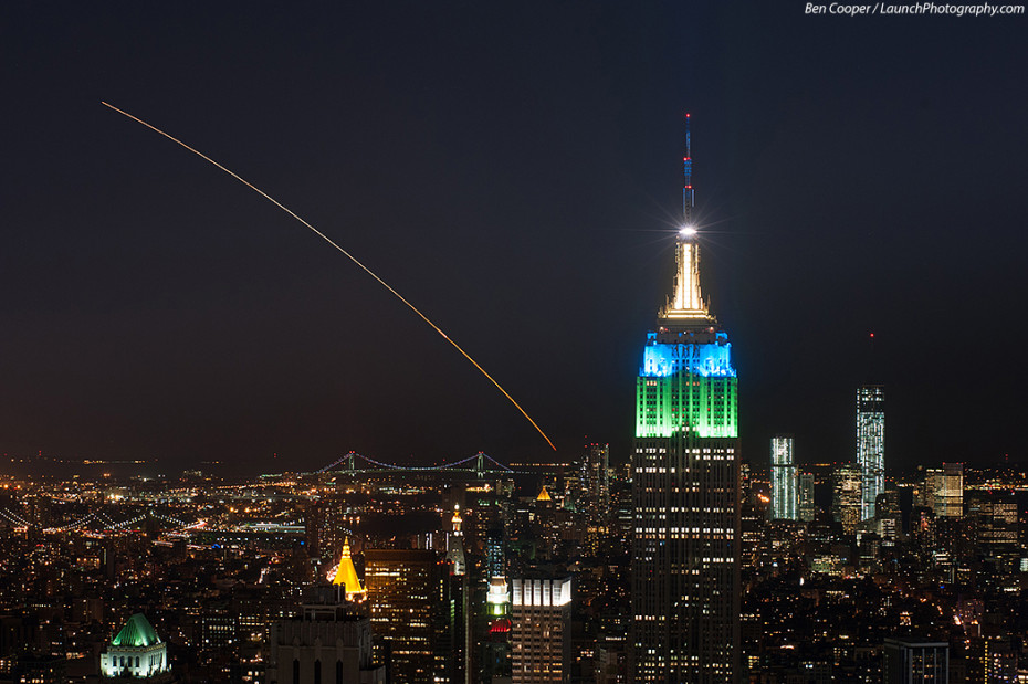 LADEE-heads-to-Earths-Moon-aboard-Minotaur-V-as-seen-against-the-New-York-skyline-from-Rockefeller-Center-930x619