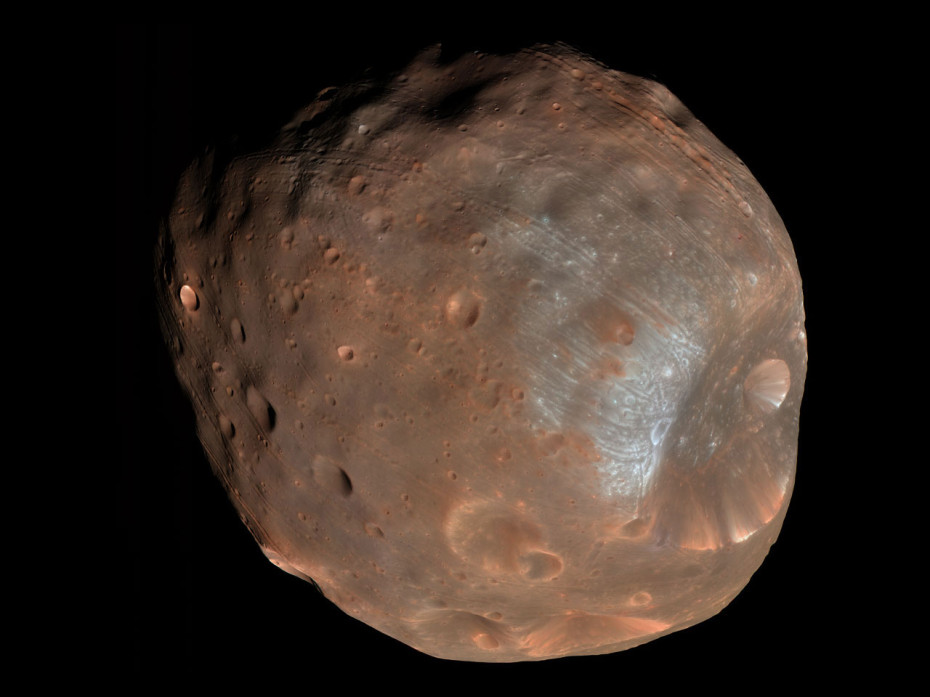 Phobos-Mars-largest-moon-seen-in-a-close-up-photo.--930x697
