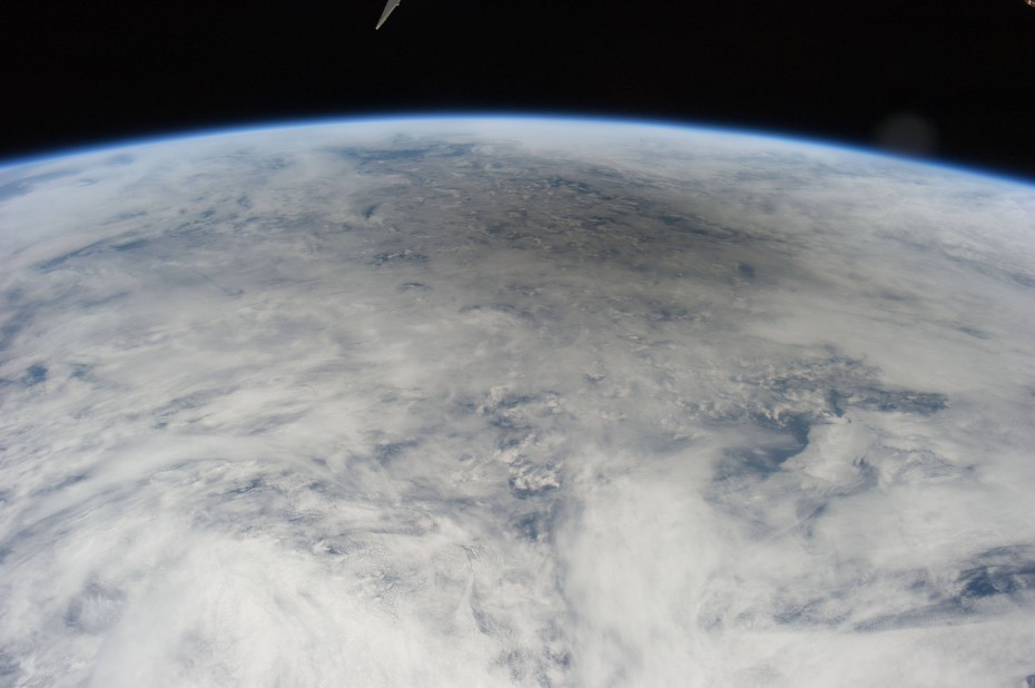 Shadow-of-the-moon-on-the-Earth-eclipse-as-seen-from-the-ISS-930x618