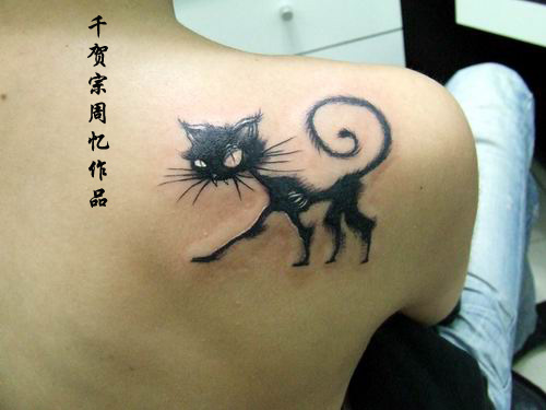 white-eyed-cat-tattoo-on-shoulder-back