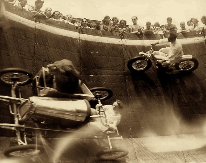 Historical Photos - Lion wall of death