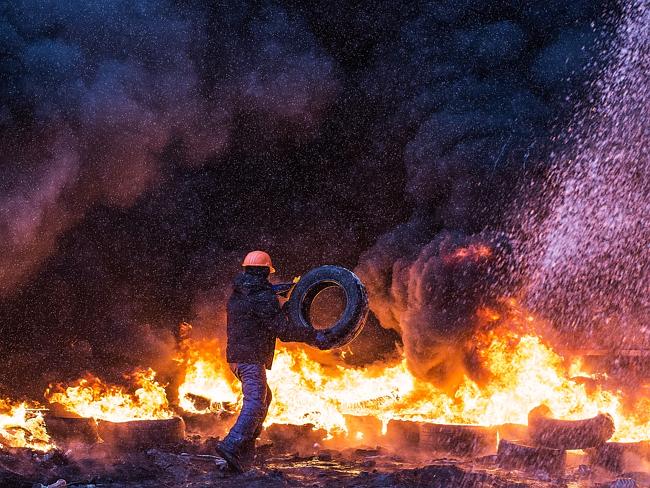 Ukraine - Riots - News - Wall of tyres
