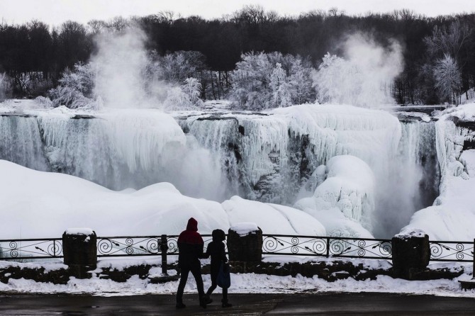 Niagara Falls Frozen - couple
