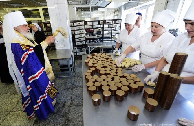 Awesome Photos From Russia With Love - cake blessing 2