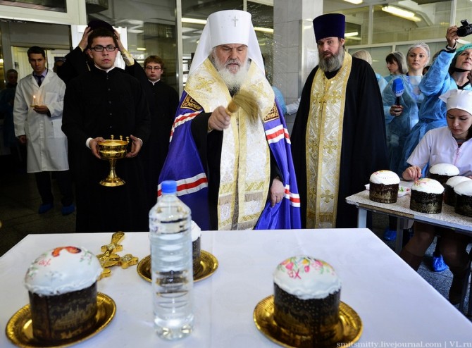 Awesome Photos From Russia With Love - cake blessing