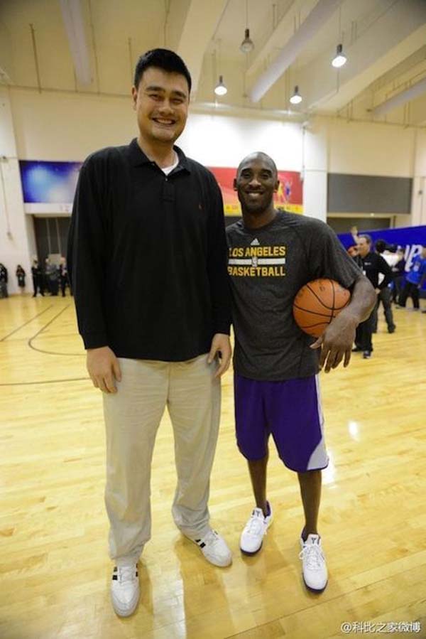 26 Photos Of 7’6” Tall Basketball Player Yao Ming Making Other People