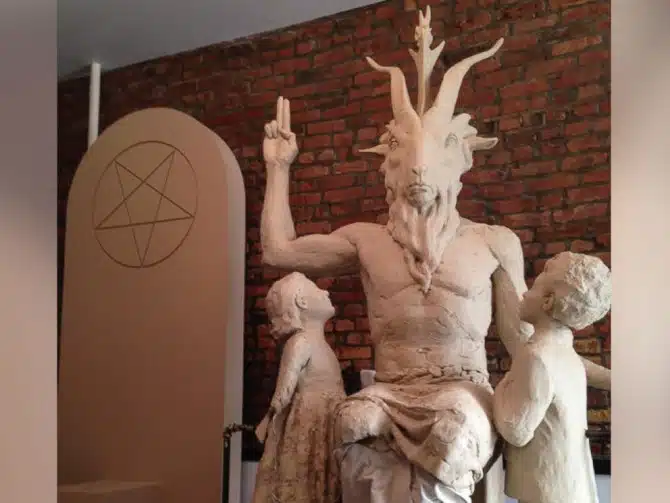 ht_satan_statue_1_kab_140502_4x3_992
