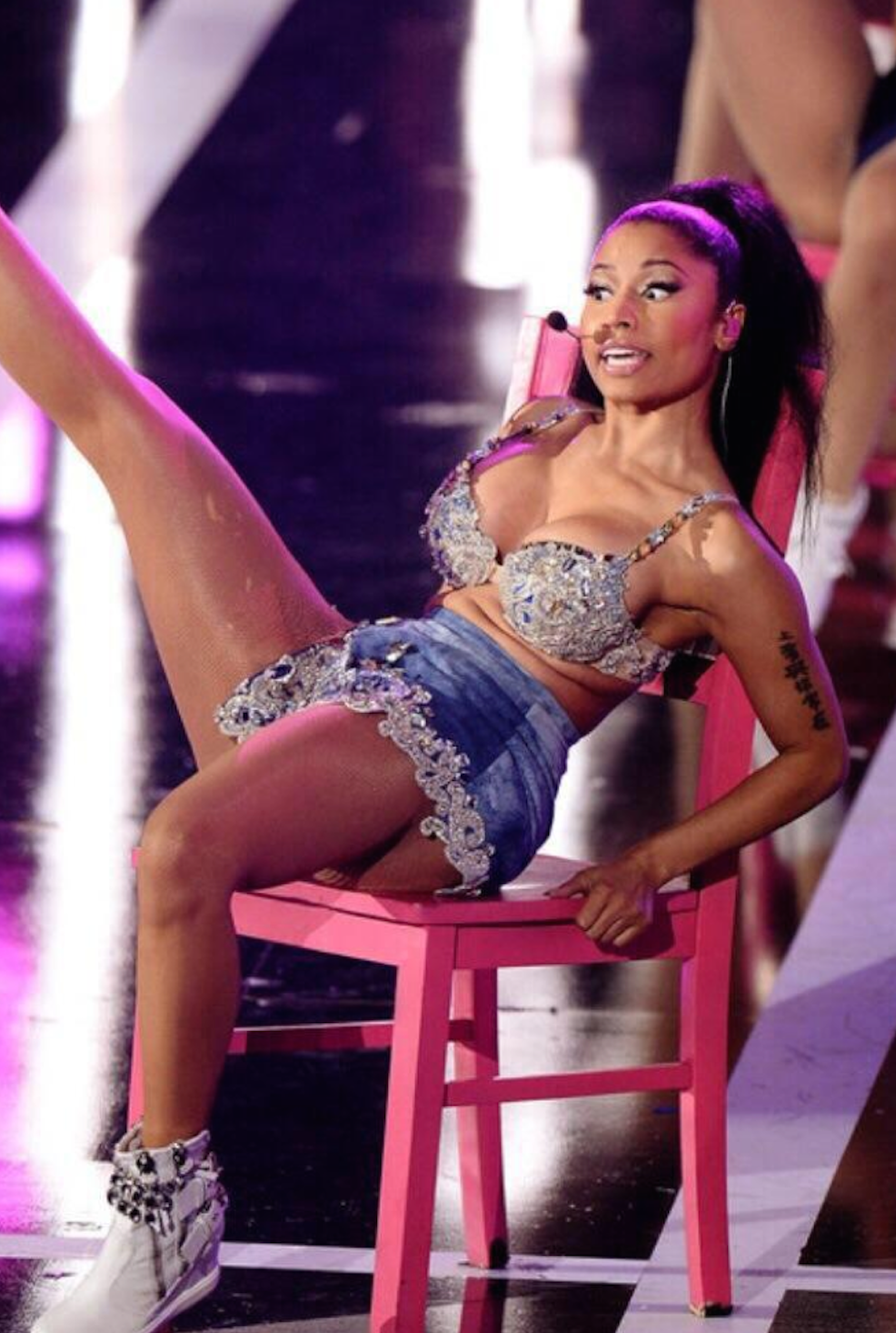 nicki-minaj-fake-butt.png