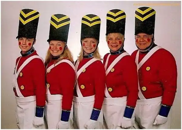 Awkward Christmas Family Photographs 12