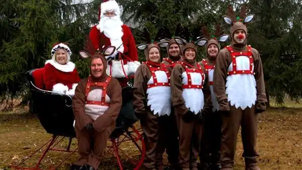 Awkward Christmas Family Photographs 5