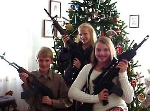 Awkward Christmas Family Photographs 9