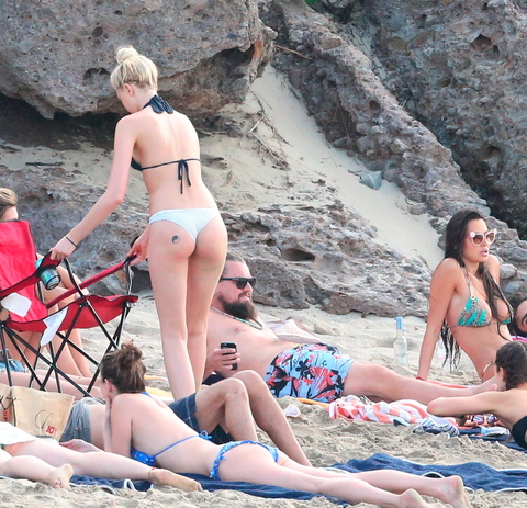 PREMIUM EXCLUSIVE Leonardo DiCaprio partying on the beach for New Year