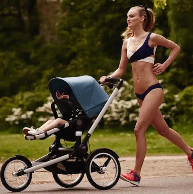 Model Pushing Pram Full