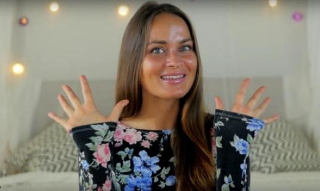 Youtube Vlogger Records Weird And Creepy Guide On How She Gives The 