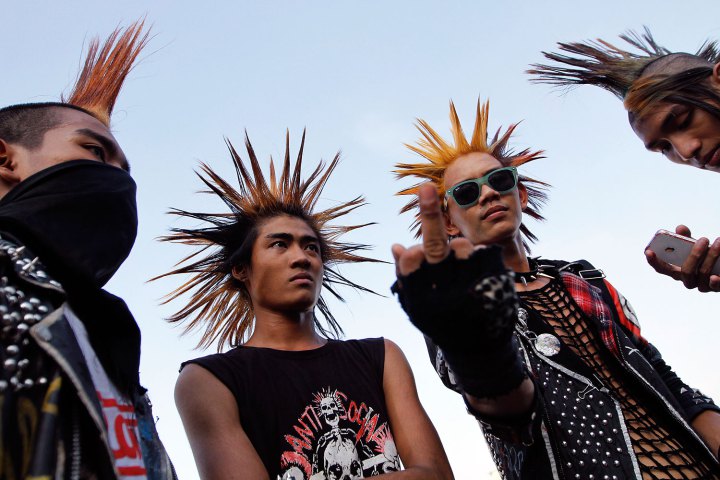 Young men attend a punk show during the water festival at a music bar in Yangon April 11, 2012. Myanmar celebrates the New Year Water Festival of Thingyan during the month of Tagu, which usually falls around mid-April. Picture taken Aril 11, 2012. REUTERS/Minzayar (MYANMAR - Tags: SOCIETY TPX IMAGES OF THE DAY) TEMPLATE OUT - RTR30N46