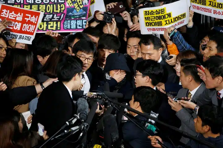 Choi Soon-sil swamped by reporters in Seoul