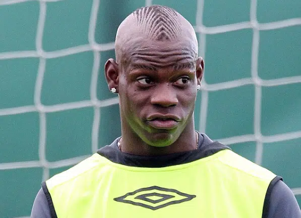 Mario Balotelli Struggles With Bib