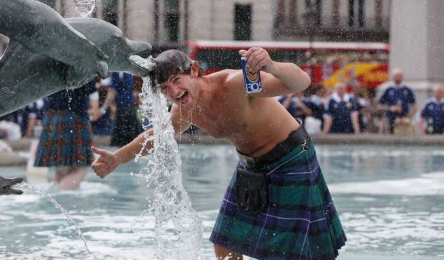 Free pix Scotland  fans in trafalgar Sq London