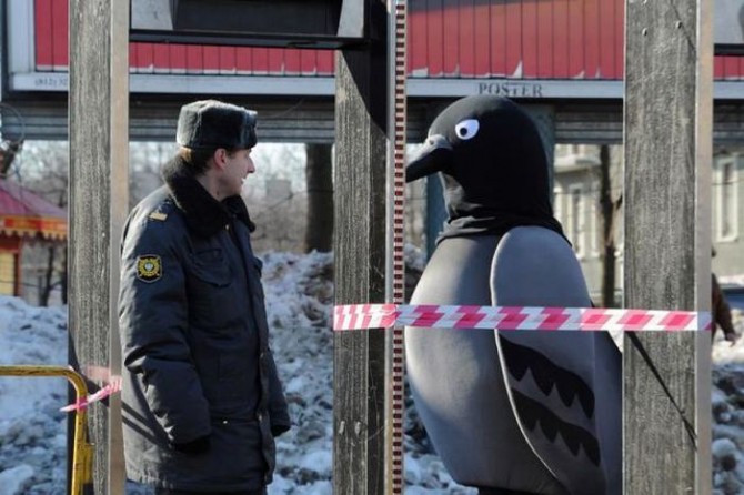 Awesome Photos From Russia With Love - Police and Pigeon