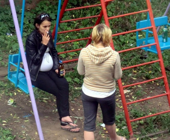 Awesome Phots From Russia With Love - Pregnant Drinking Smoking