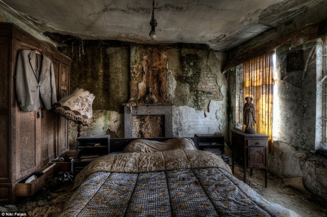 Niki Feijen - UrBex - Abandoned Buildings - Bedroom