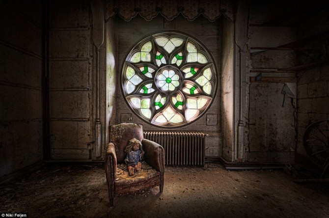 Niki Feijen - UrBex - Abandoned Buildings - Stain Glas and Doll - Chateau Clochard 15th Century church