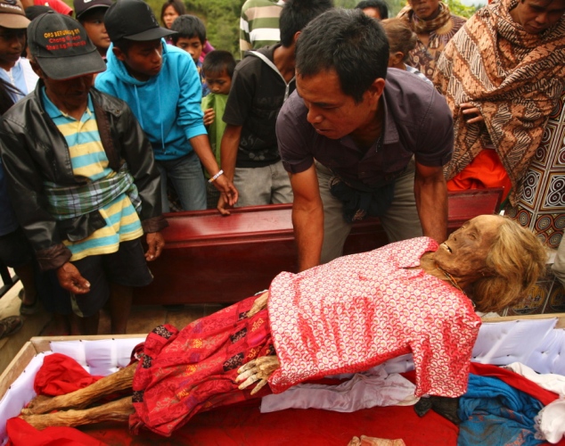 Ma'nene - Indonesia - Zombie - Dress up Dead - Lady 2