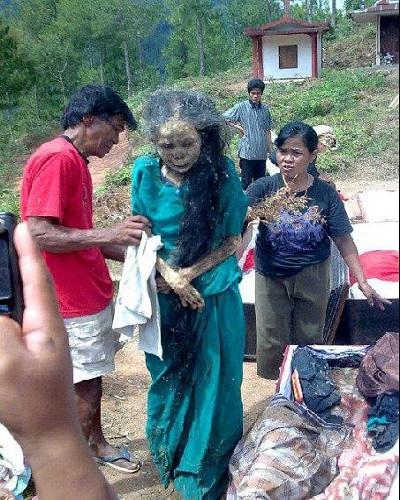 Ma'nene - Indonesia - Zombie - Dress up Dead - Lady 3