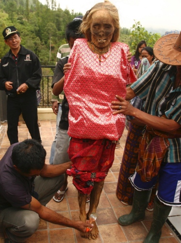 Ma'nene - Indonesia - Zombie - Dress up Dead - Lady
