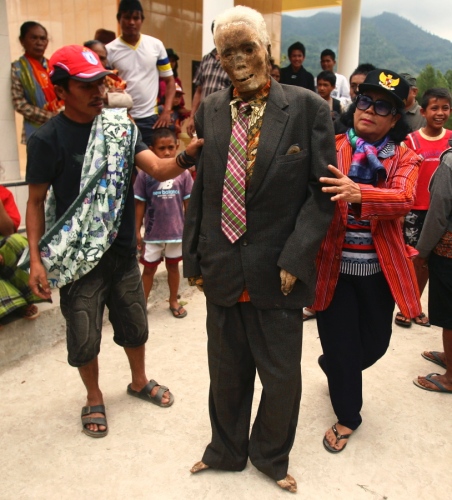 Ma'nene - Indonesia - Zombie - Dress up Dead - Old man in suit 2