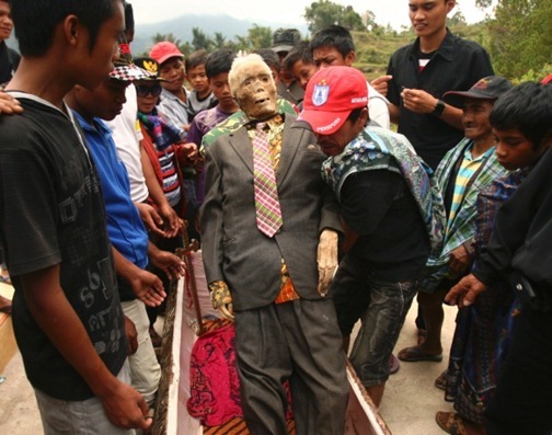 Ma'nene - Indonesia - Zombie - Dress up Dead - Old man in suit 3