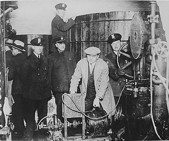 Prohibition - Drink Ban - America - Detroit police inspecting equipment in Brewery