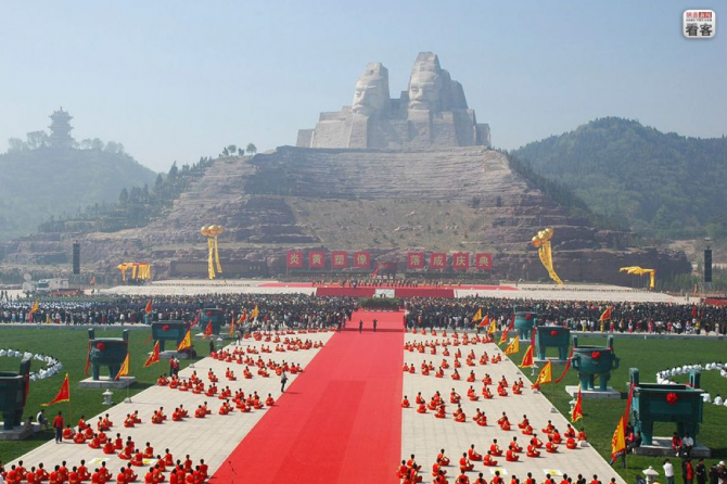 Tallest Statues In The World - China - Emperors Yan and Huang dance off