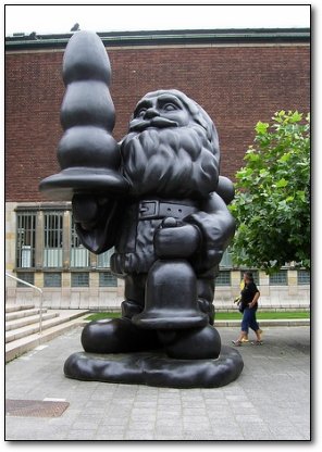 Weird Distrbing Statues - Rotterdam Father Christmas Butt Plug 2