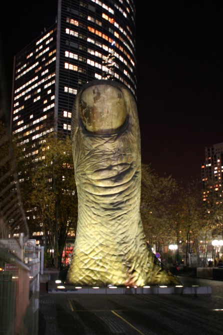 Weird Distrbing Statues - The Thumb, Paris 2