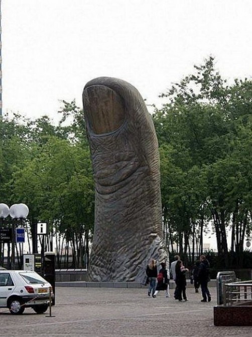 Weird Distrbing Statues - The Thumb, Paris