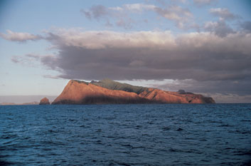 Alexander Selkirk - Isla Más a Tierra Now Robinson Crusoe Island from the sea