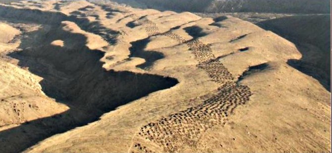 Band of Holes - Pisco Valley - Peru - across ridge