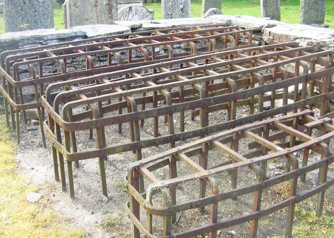 Body Snatchers - Resurrectionists - Mortsafe at Logeriat Church