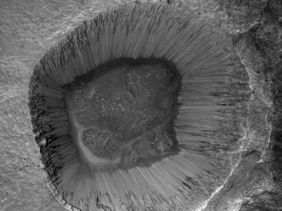 Very-fresh-3-kilometer-diameter-impact-crater-on-Mars-930x697