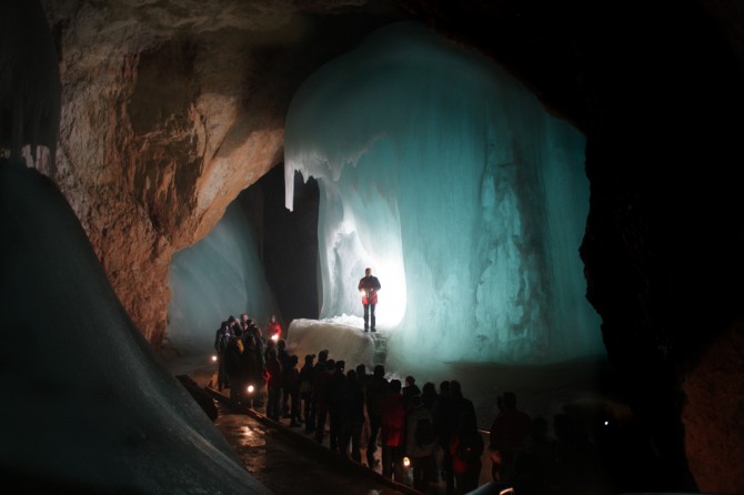Weird Places - Eisriesenwelt Ice Caves - Tourists