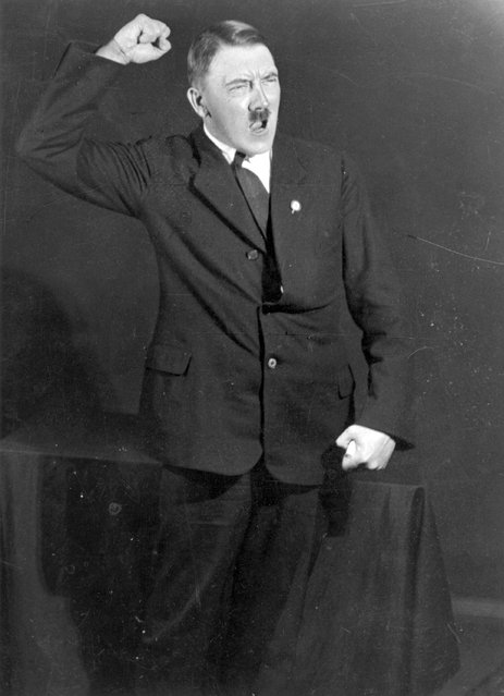 Adolf+Hitler+Posing+to+a+Recording+of+His+Own+Speeches+1925+10